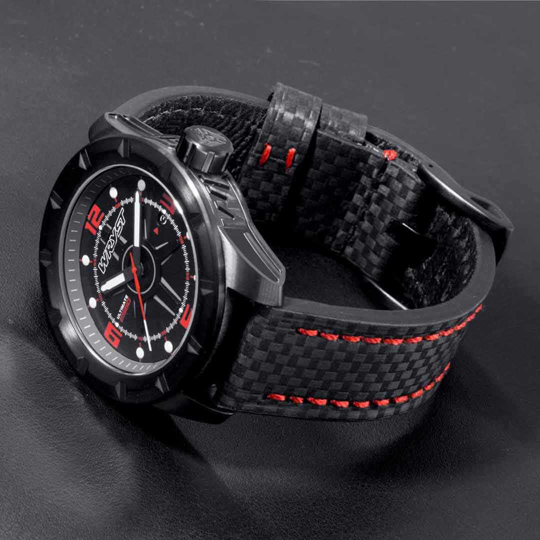 schwarze Uhr mit schwarzem Kohlefaserarmband und roten Maschen Swiss Made