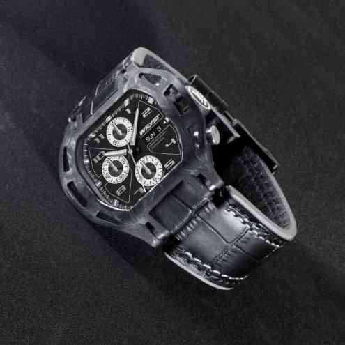 Montre avec mouvement ETA7750, fabrication suisse et boîtier en fibre de carbone