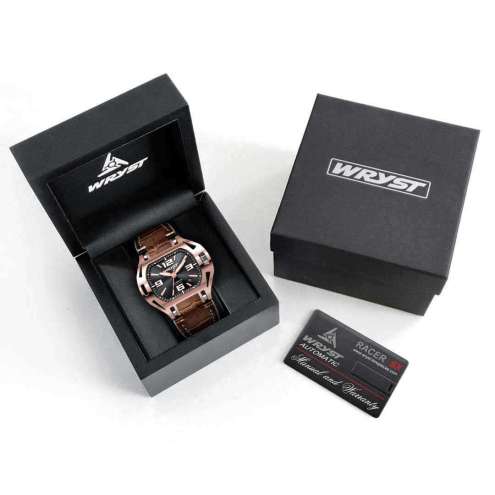 Boîte de montre noire avec une montre homme en or rose à l'intérieur