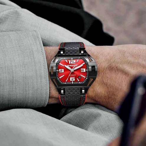 Mann trägt eine Uhr mit rotem Zifferblatt SX8