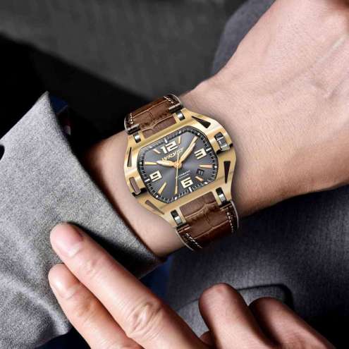 Hombre con reloj de oro en la muñeca