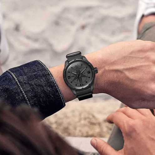 Reloj de pulsera suizo negro en la muñeca de un hombre