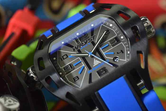 reloj suizo azul