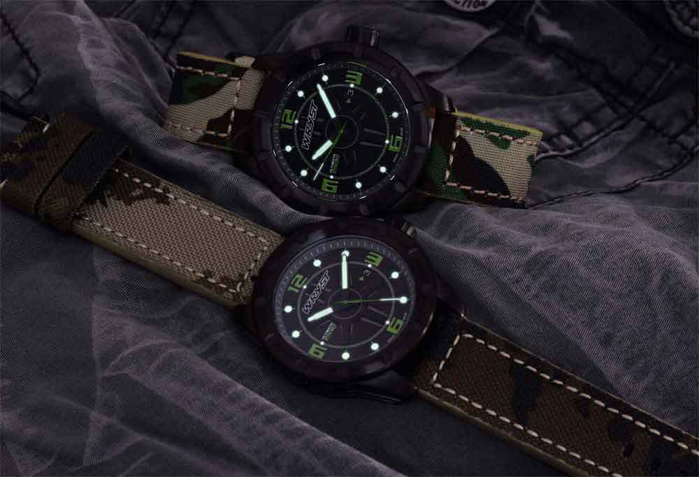 Montre avec index et aiguilles lumineuses