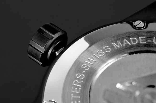 Montre suisse noire avec couronne vissée